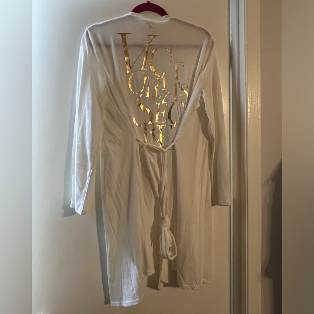 NWT White Victoria Secret cotton and polyester robe with tie.